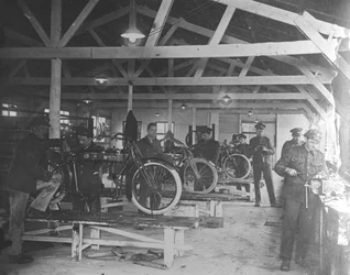 Eine Motorradwerkstatt im Ersten Weltkrieg